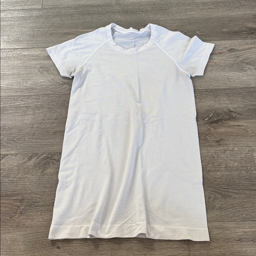 White lululemon tee